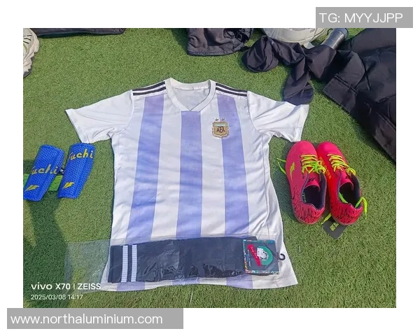 足球巨星的女儿闪耀绿茵场 继承父亲天赋与梦想的璀璨未来 足球巨星的女儿闪耀绿茵场 继承父亲天赋与梦想的璀璨未来