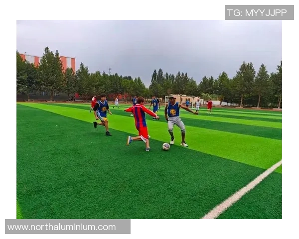 足球场上悠闲散步的球星们与赛场激烈对抗的鲜明对比